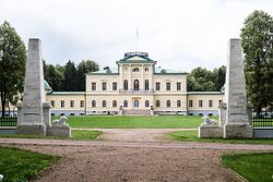 Главный въезд в усадьбу Степановское-Волосово.jpg