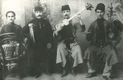 Ансамбль Мешади Джамиля Амирова. Слева направо: парная нагара Шошан, ханенде Мешади Мамед Фарзалиев, тарист Мешади Джамиль Амиров, кеманчист Левон Гараханов. Гянджа, 1919 год
