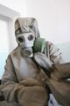 Солдат ВС Монголии в лёгком защитном костюме «Л1» и противогазе. 6 мая 2005 года