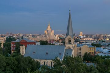 Вид на комплекс Лютеранской кирхи.jpg