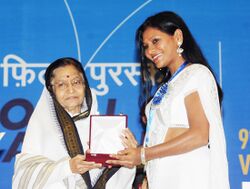 Pratibha Devisingh Patil presenting the Rajat Kamal Award to Ms. Mitalee Jagtap-Varadkar for the Best Actress (Baboo Band Baaja), at the 58th National Film Awards function, in New Delhi on September 09, 2011.jpg
