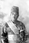 COLLECTIE TROPENMUSEUM Studioportret van Amaluddin Sani Perkasa Alam Shah Sultan van Deli TMnr 10018804.jpg