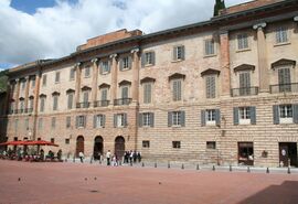 Gubbio Piazza Grande.jpg