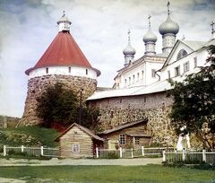 Corner tower of the Trinity Cathedral in en-Solovetsky Monastery (Prokudin-Gorsky 20348).jpg