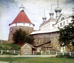 Corner tower of the Trinity Cathedral in en-Solovetsky Monastery (Prokudin-Gorsky 20348).jpg