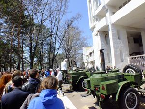 Воины Восточного военного округа угощают гостей праздника солдатской кашей, 9 мая 2015 года.
