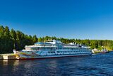 White Sea–Baltic Canal. Cruise ship Solnechnyy Gorod P7171884 2200.jpg