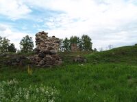 Kirumpää piiskopilinnus külgvaade.JPG