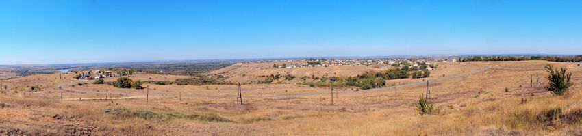 Панорама Серафимовича: слева видна излучина Дона, также слева видна туристическая база, а далее, за оврагом, на холмах располагается сам город.