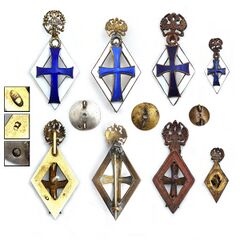 Служебные знаки. Академические нагрудные знаки окончившего Императорский Российский Университет (для немедицинских факультетов). 1899—1917. В 1900 году в Российской Империи выпускники 11-ти университетов могли заказывать такие знаки.