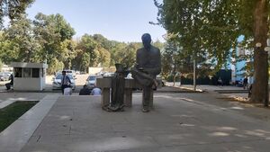 Памятник Лахути в Душанбе.jpg