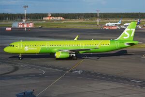 S7 Airlines, VQ-BDB, Airbus A321-231 (30338432288).jpg