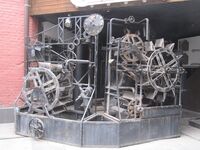 Фонтан Машина Голдберга Саратов.jpg