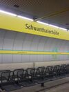 Munich U-Bahn station Schwanthalerhöhe platform with sign and wall.JPG