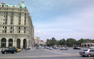 Neftchiler Avenue in Baku.jpg