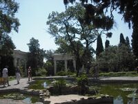 Mustanmeren lampi Jaltan rannikkopuistossa.jpg