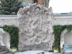 Волжская ул 32 Грот во дворе Саратов.jpg