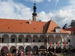 Oslavany, zámek, arkádové nádvoří (03).jpg