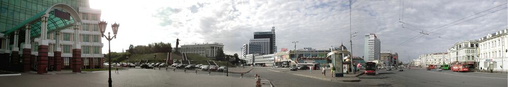 Вид на Кольцо с точки у входа в здание Пенсионного фонда.