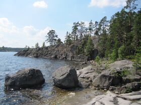 Скалистый берег острова Койонсари