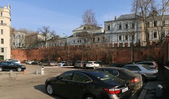 Фрагмент стены на площади Революции