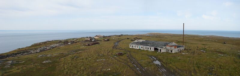 Вид с маяка на Белое и Баренцево море. Видна цветовая граница между морями.
