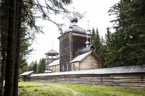 Ильинский Водлозерский погост (Карелия). 1798 г. Сочетание поонежских (кубоватое завершение) и прионежских (бочка над алтарём, соединение храма и колокольни переходом в сочетании с крыльцами) традиций