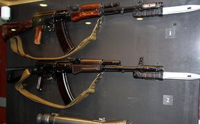 АК74 1-й модели и АКС74 с примкнутыми штыками 6Х5