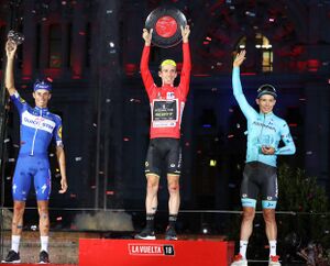 Carmena entrega los premios a dos de los triunfadores de La Vuelta 02.jpg