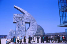 Expo 67, sculpture Faucille et marteau, aux abords du pavillon de l'URSS.jpg