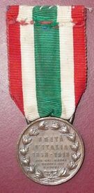 Medaglia commemorativa dell'Unità d'Italia 1848-1918 Ass. .. madri .. (verso).jpg