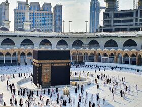 Courtyard of the Great Mosque of Mecca, Saudi Arabia (1).jpg