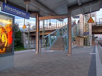 Станция S-Bahn «Хиршгартен» 48°08′36″&nbsp;с.&nbsp;ш. 11°31′08″&nbsp;в.&nbsp;д.GЯO