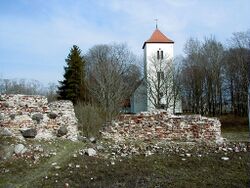 Piltenes pilsdrupas un baznīca.jpg