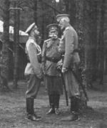 Николай II, В. Б. Фредерикс и великий князь Николай Николаевич в Ставке.jpg