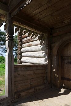 Традиционная резьба красного тёса и столбов. Крыльцо церкви XVII в.