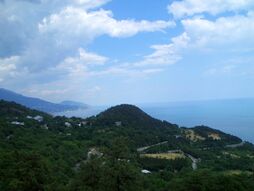 Вид на Ялту со смотровой площадки храма Святого Архистратига Михаила над Ореандой.jpg