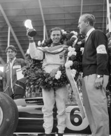 Jim Clark winnaar Grote Prijs van Nederland in 1963 Met krans en beker, Bestanddeelnr 915-2892.jpg