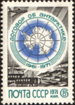 The Soviet Union 1971 CPA 4010 stamp (Threaty Emblem (Map of Antarctica) and a Russian Antarctic Station).png