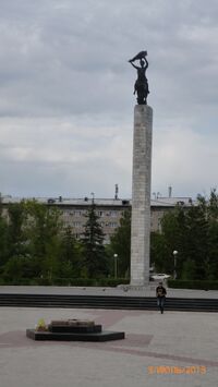 Стела в парке Победы (Семей) - panoramio.jpg