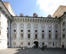 Innenhof von Schloß Esterházy.JPG
