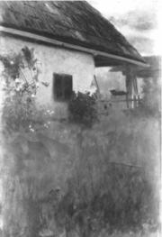 Klimt - Bauernhaus mit Rosen.png