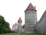 Башня Кёйсмяэ на переднем плане