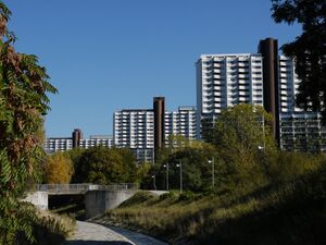 Wohnpark Alterlaa mit Liesing.jpg