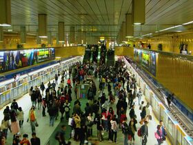 Platform of Blue Line in Taipei City Hall MRT Station 20101211.JPG