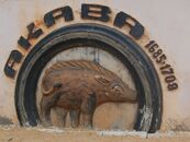 Symbole de Akaba roi du Dahomey au mur de la place Goho à Abomey au Bénin