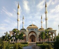 Центральная мечеть в селе Ачхой-Мартан.jpg