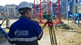 Газпром ПАО-ысь геодезист Ноябрьскысь Чаянды мувӧй но газ кылдон интыын, Россия