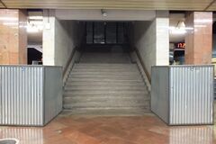 Закрытый западный выход со станции. 5 июня 2015 года