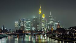 Frankfurt Am Main-Stadtpanorama von der Deutschherrnbruecke am fruehen Abend-20131203.jpg